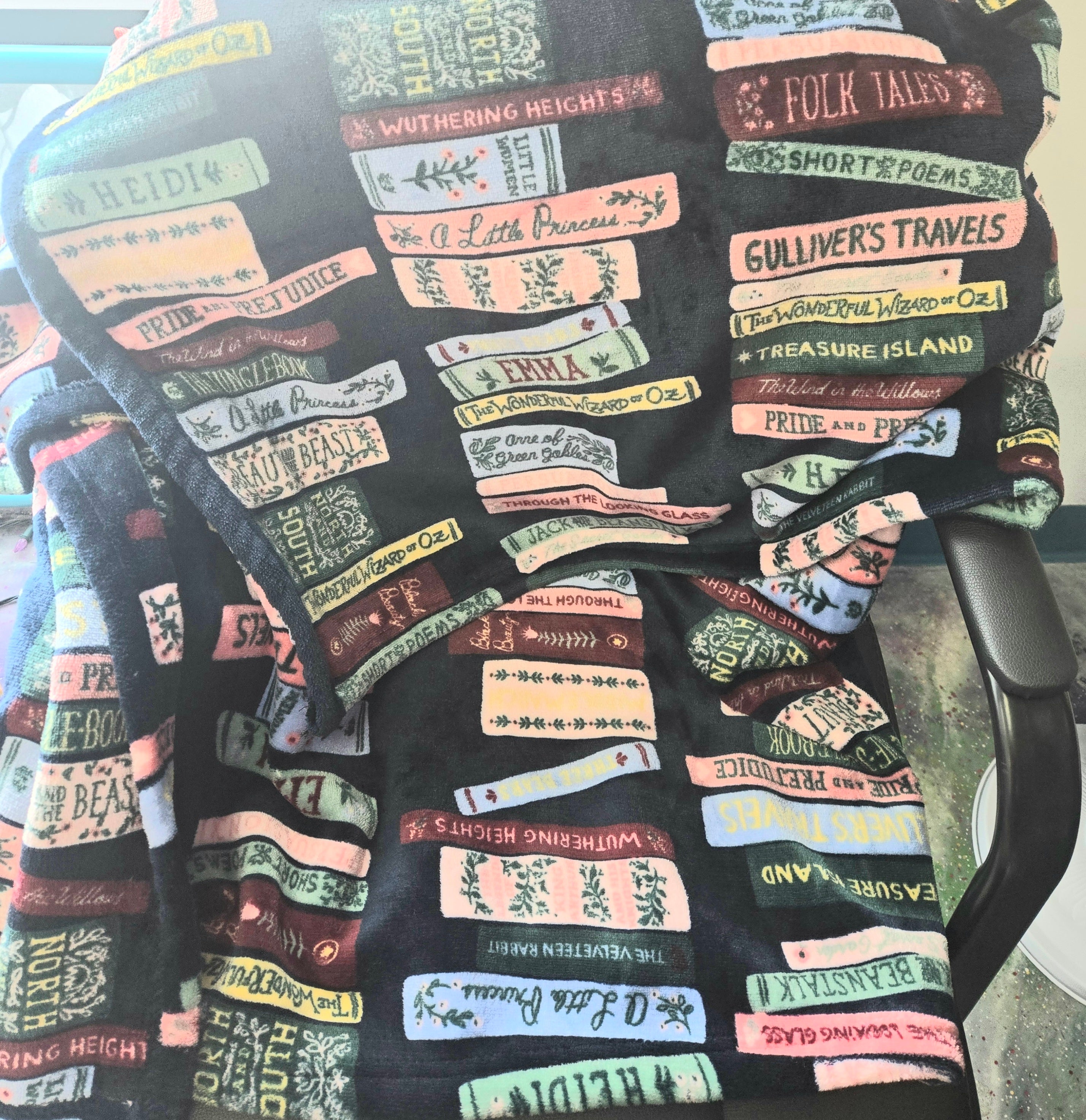 Book Lover Throw Blanket – Literary Classics Design